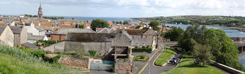 berwick upon tweed.jpg - Donderdag, de dag begint met regen dus we besluiten om onze geplande wandeling uit te stellen. Dat hadden we niet moeten doen, want een paar uur later is het schitterend mooi weer. Voor St. Cuthbert's way is het dan al te laat, dus het word Berwick upon Tweed bezoeken. Berwick ligt (zoals de naam al aangeeft) aan de monding van de Tweed.